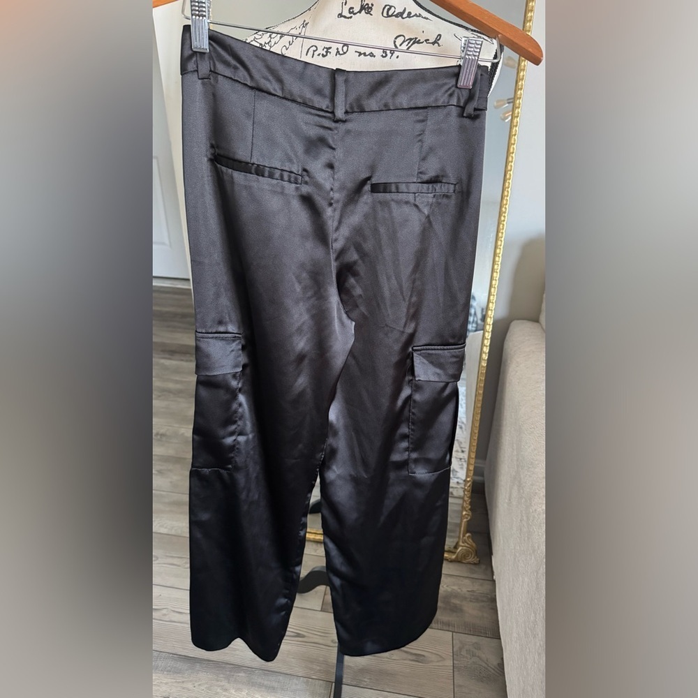 ZARA Black Satin cargo Pants
Zara Women's Black Satin Effect Cargo Pants. - Picture 8 of 10